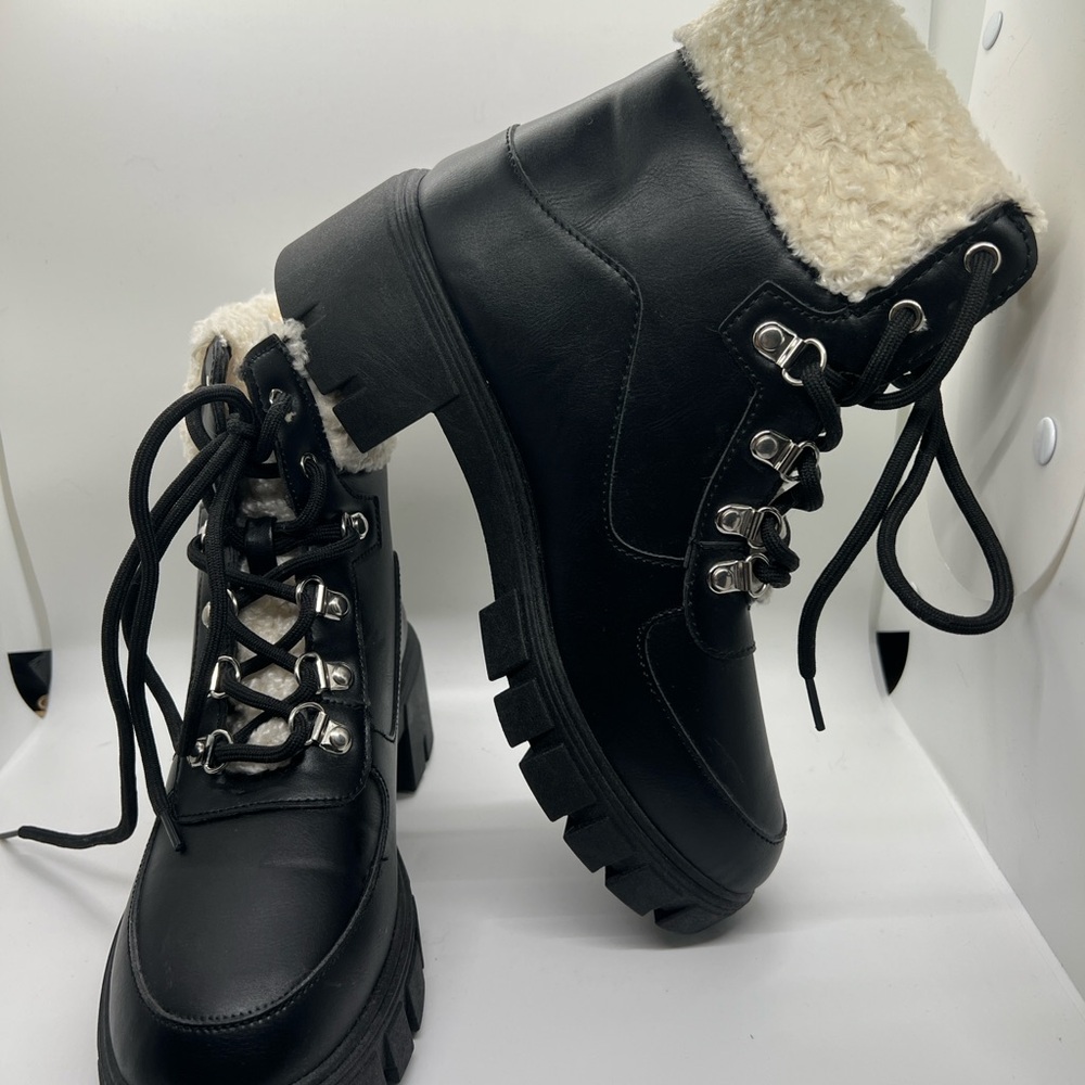 BRAND NEW Pink Lily Black Lace-Up Faux Shearling Combat Boots - Size 8
